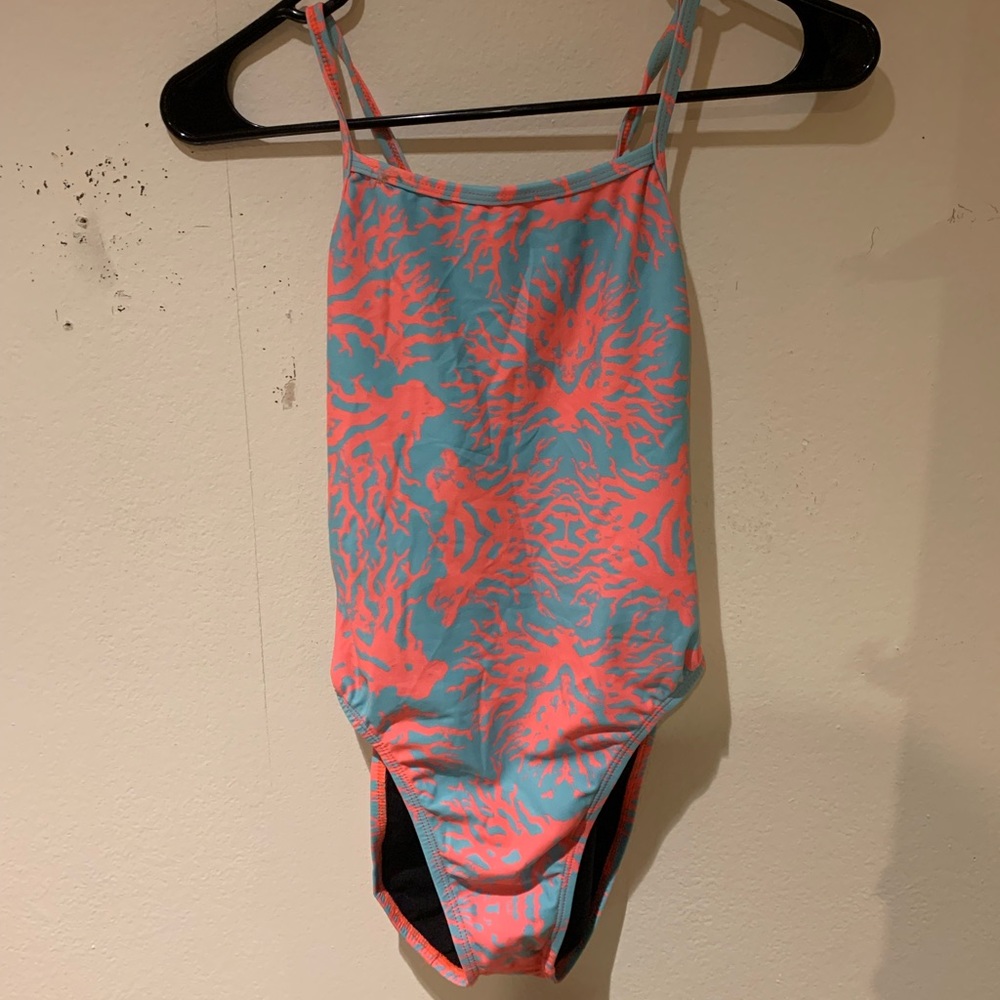 Jolyn tie-back